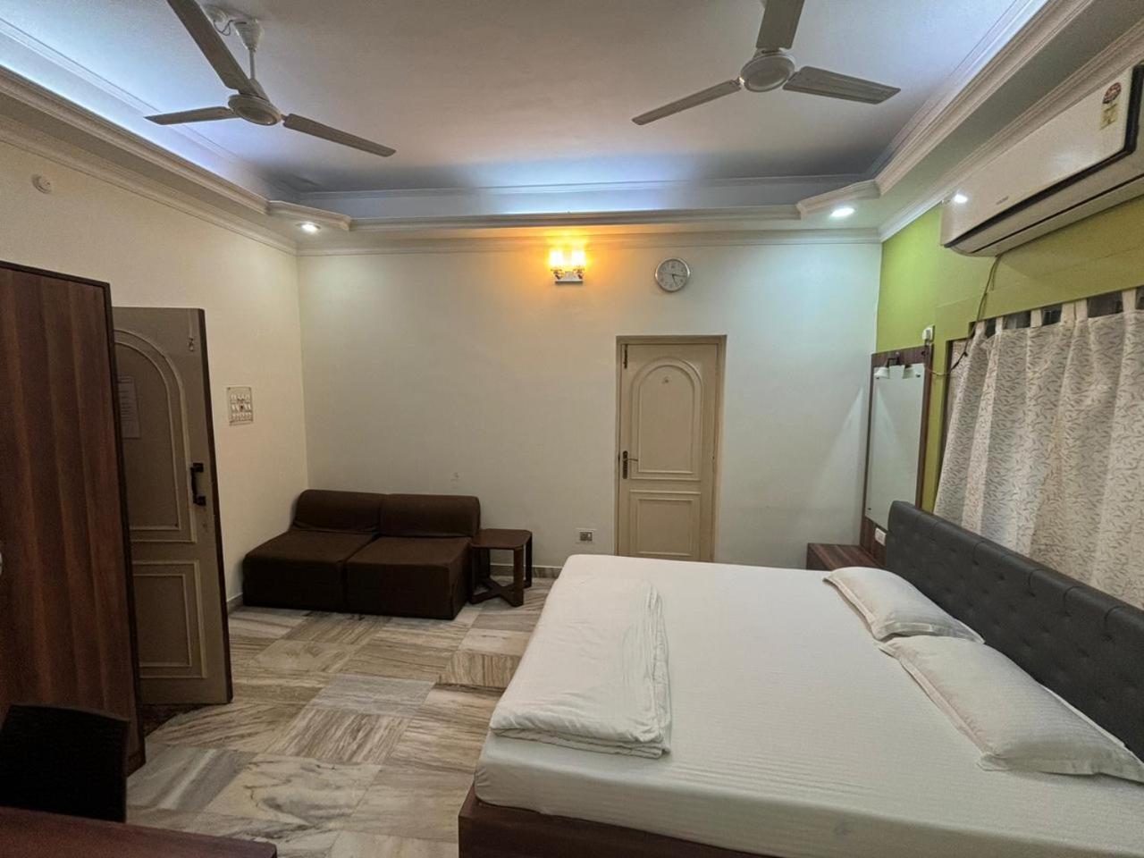 Om Sai Villa Guesthouse Kalkutta Kültér fotó