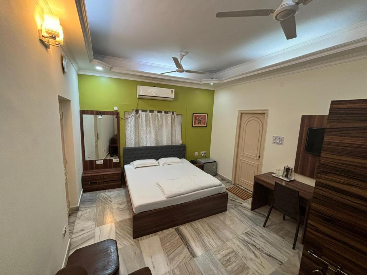 Om Sai Villa Guesthouse Kalkutta Kültér fotó