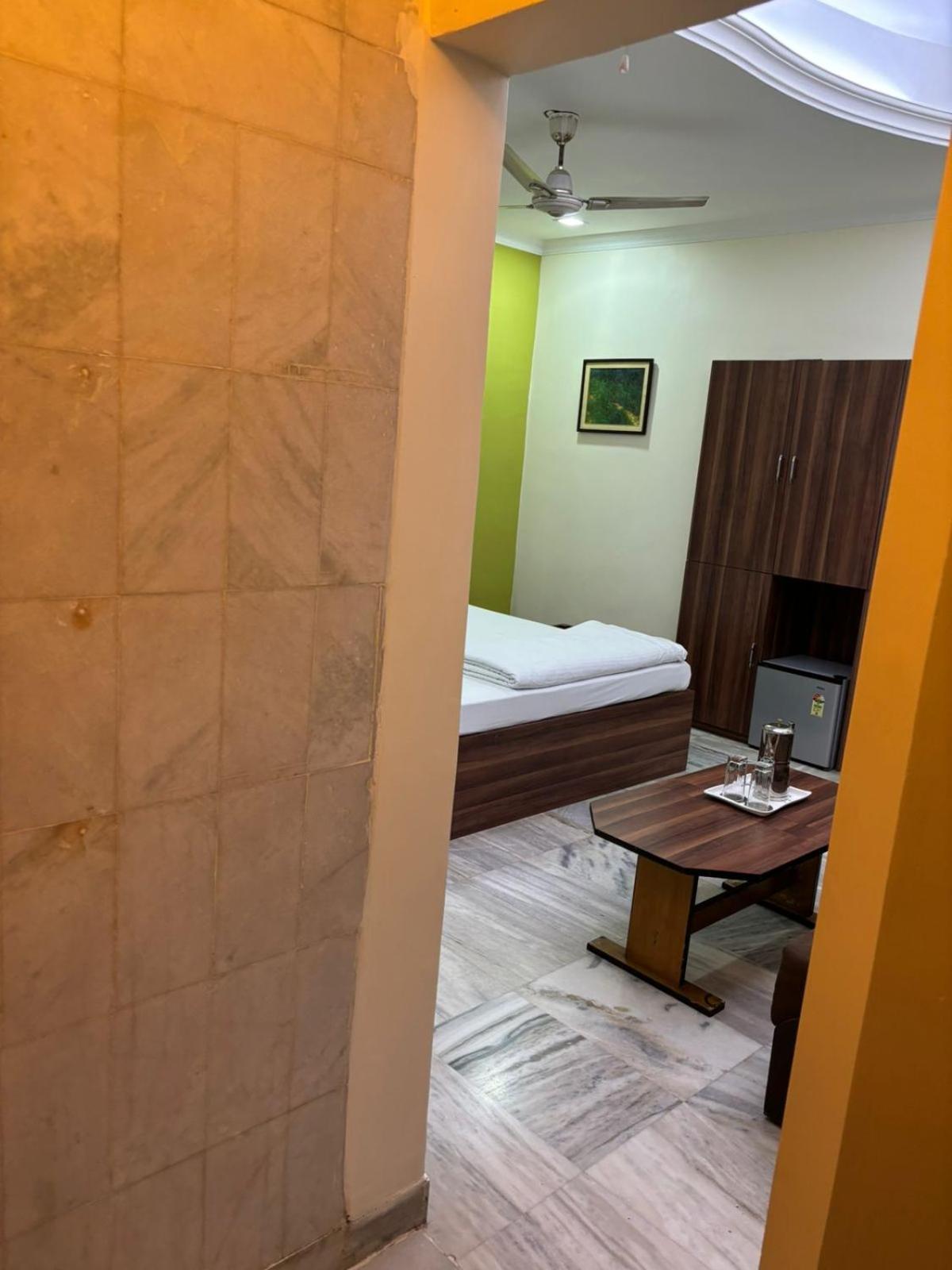 Om Sai Villa Guesthouse Kalkutta Kültér fotó